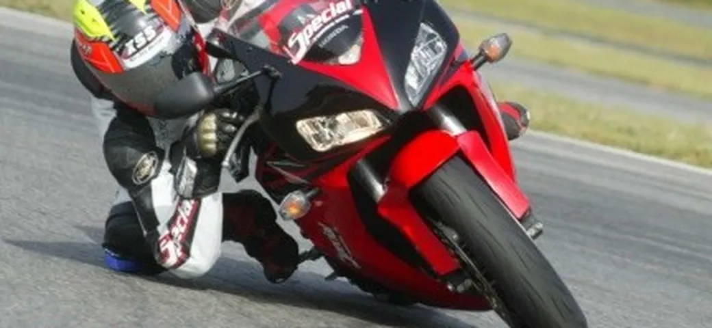 Ipersportive a confronto: R1 vs CBR 1000 RR