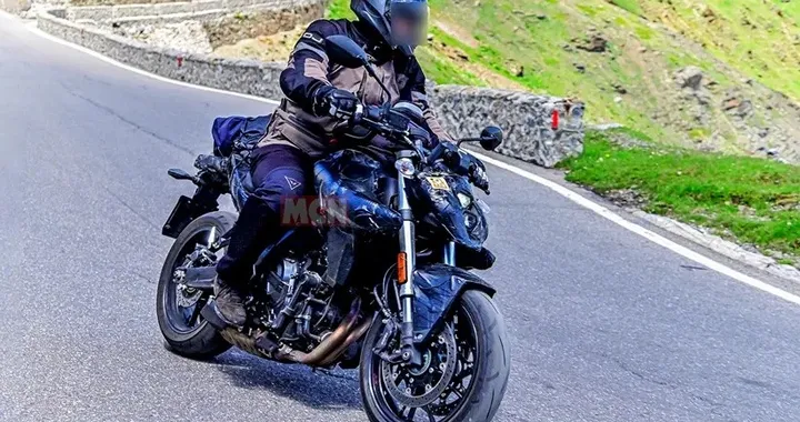 Suzuki SV650 e V-Strom 650: addio al bicilindrico a V (le foto spia)