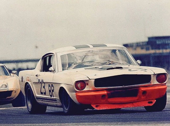 Shelby Mustang GT350 R: un esemplare da corsa va all'asta per 1 milione di dollari