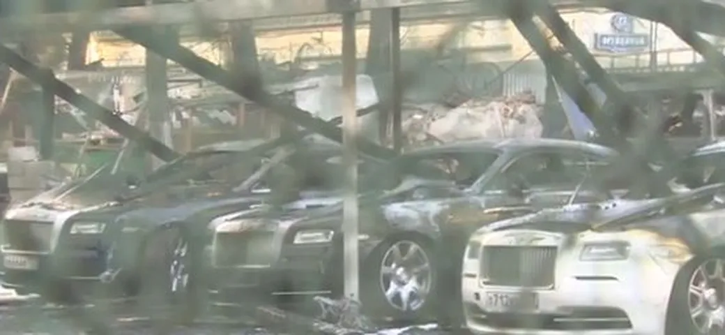 A Mosca vanno a fuoco 12 supercar [VIDEO]