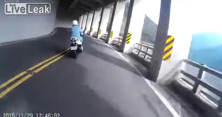 SUV abbatte due scooter