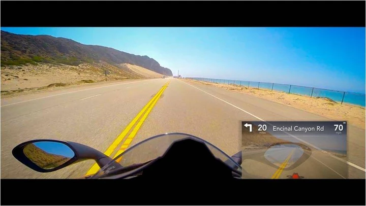 Continental: Head-up display e carica-batterie wireless per smartphone da moto