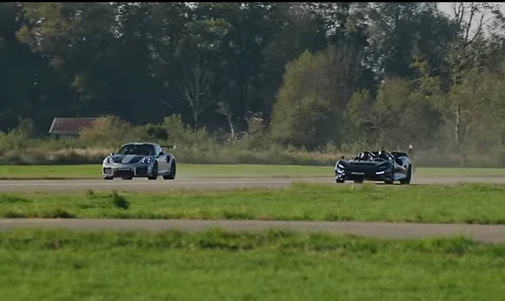 McLaren Elva vs Porsche 911 GT2 RS: una drag race olimpica | Video