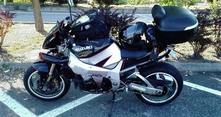 Foto del giorno: in vacanza con la streetfighter