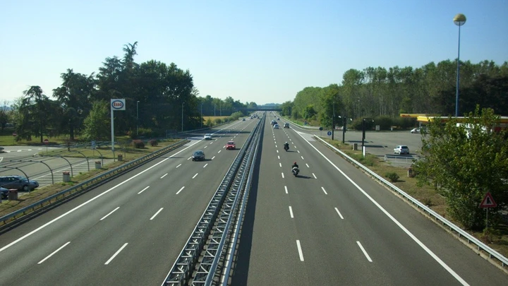 Contromano in autostrada: sfiora l'auto della polizia