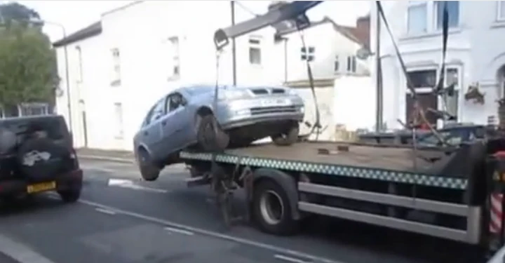 Gli sequestrano la macchina? Scappa a marcia indietro giù dal carro attrezzi
