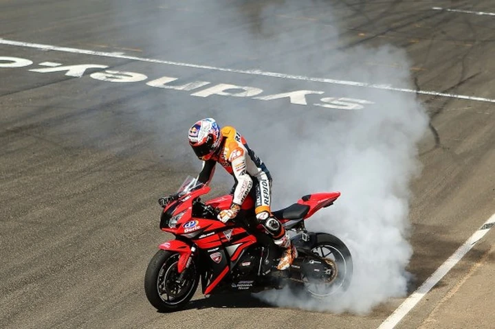 Casey Stoner sfida Mark Webber e Jamie Whincup nel Top Gear Festival di Sydney /video