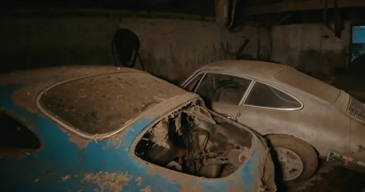 Un tesoro nel fienile: ritrovate decine di prestigiose auto storiche [Video]