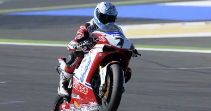 WSBK: Carlos Checa saluta il mondiale con una doppietta e porta la Ducati al titolo Costruttori
