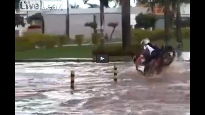 Epic Fail: Guadare una strada sommersa d'acqua? In moto anche no [Video]