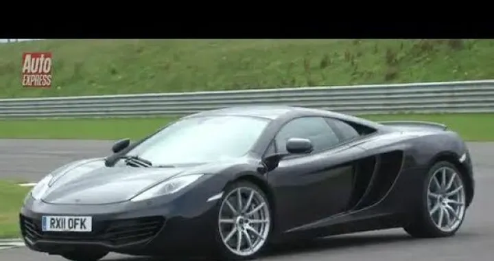 Ferrari 458 Italia vs McLaren MP4-12C: la prova di AutoExpress