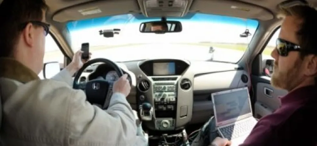 Scrivere SMS al volante è più pericoloso che guidare in stato di ebbrezza secondo Car&Driver