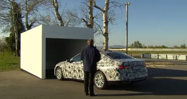 BMW Serie 7: la prima auto che parcheggia da sola