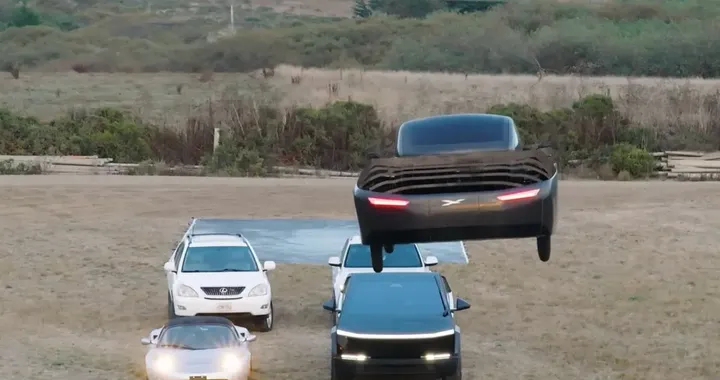 L'auto volante Alef sorvola una Tesla Roadster: il video della sfida a Elon Musk