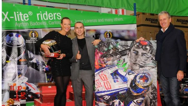 X-Lite celebra Lorenzo con un quadro realizzato in esclusiva per lui da Ludmilla Radchenko