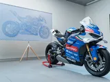 Panigale V4 Tricolore diventa arte: Ducati e Andrea Crespi firmano un capolavoro