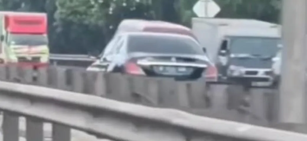 Indonesia: Mercedes contromano in autostrada provoca un frontale [Video]