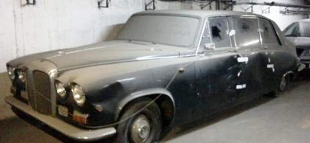 La Daimler DS 420 del Principe Fillippo giace abbandonata da 10 anni in un garage di Bucarest