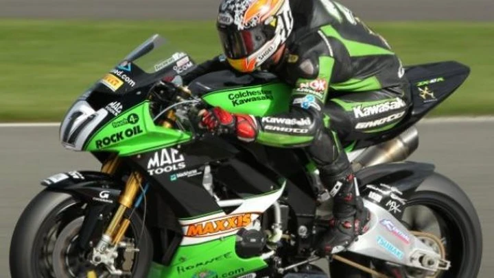 Simon Andrews torna in BSB con Kawasaki e debutta al Tourist Trophy con BMW