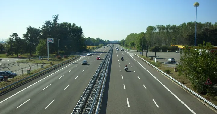 Si fa un selfie a 250 km/h in autostrada: preso tramite Facebook