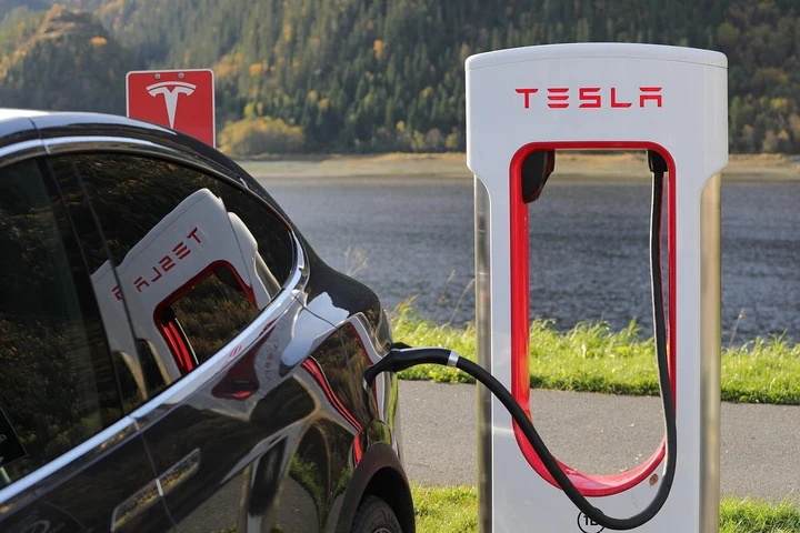 Auto elettriche: costano troppo per gli stipendi italiani?