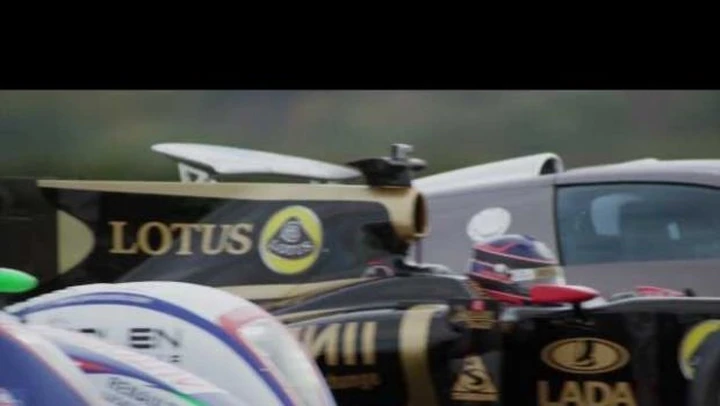 Bugatti Veyron Grand Sport contro Lotus Renault F1
