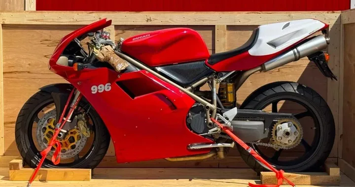 Questa Ducati 996 SPS è ferma nel suo box da 26 anni, in attesa che qualcuno decida di provarla