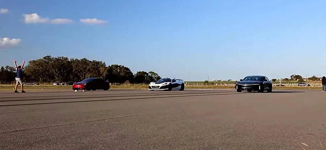 Tesla Plaid vs Lucid Sapphire vs Rimac Nevera: drag race fotonica | Video