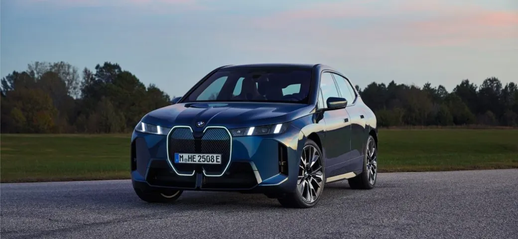 BMW iX, autonomia e prestazioni al vertice della categoria