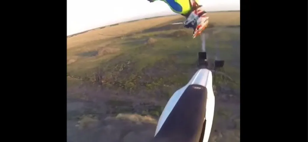 Fa un salto acrobatico ma... perde la moto [Video]