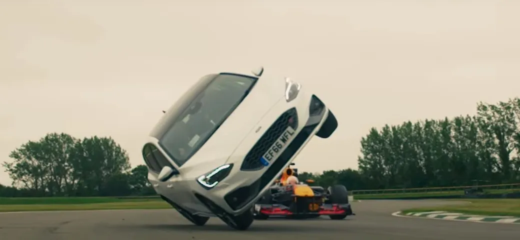 La Red Bull F1 contro auto, taxi inglese, bus a due piani e Spitfire [Video]