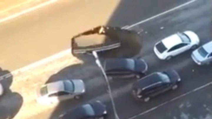 Strada che crolla: in Russia un automobilista viene quasi inghiottito