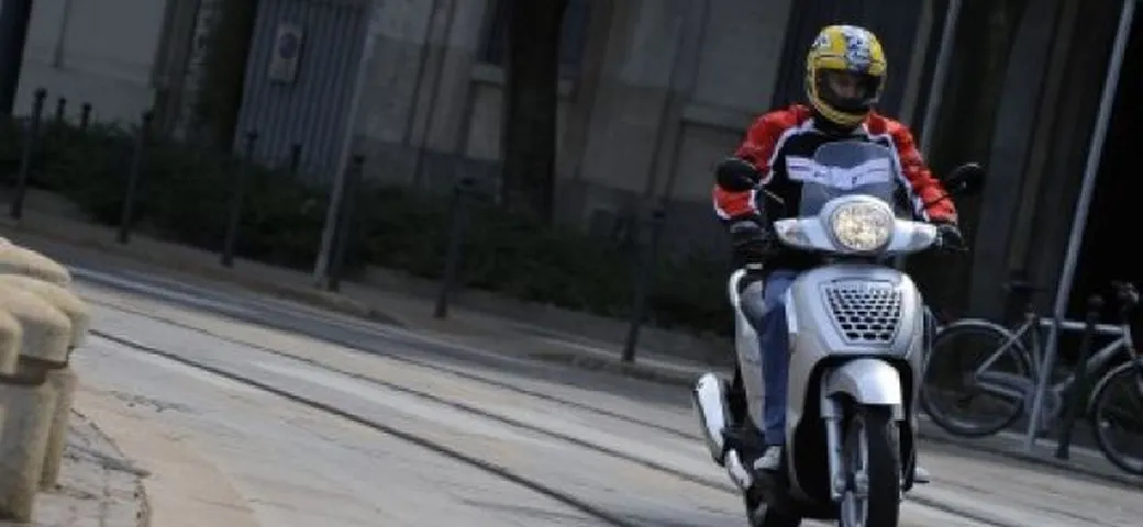 Test Aprilia Scarabeo 200 i.e.: agilità e prestazioni 
