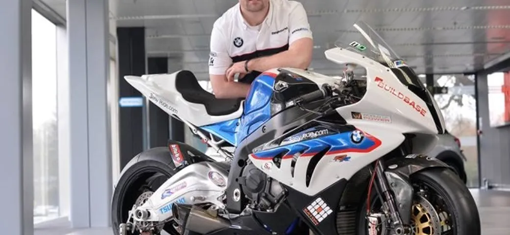 Michael Dunlop con una BMW S1000RR ufficiale nel 2014 [video]
