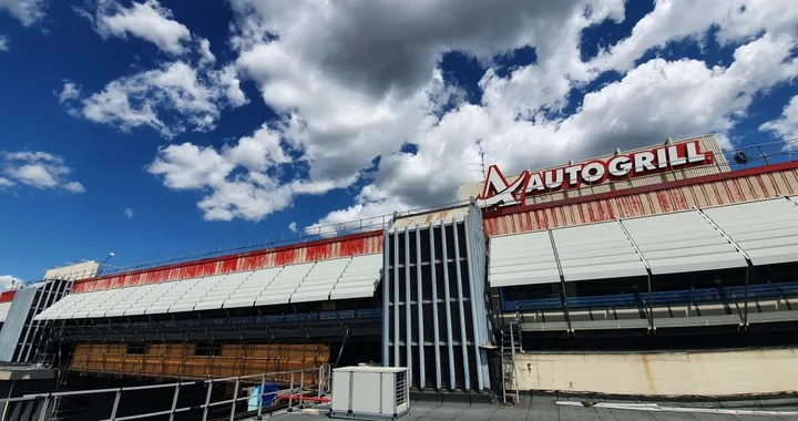 Figlio abbandonato all'Autogrill: lo manterrà il Comune