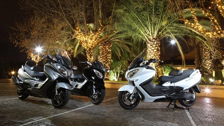 Suzuki Burgman 650 con schienalino in tinta in omaggio