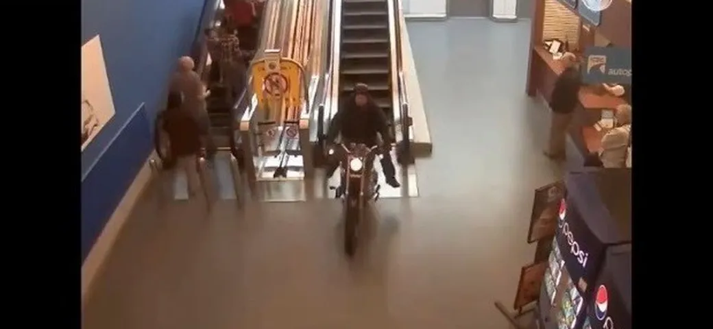 Ruba una moto e scappa all’interno di un supermercato [Video]