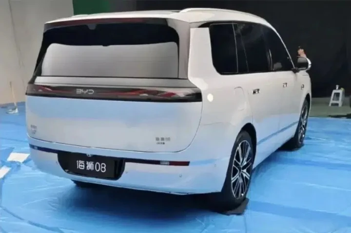 BYD amplia la gamma Ocean con Sealion 08: SUV premium da 7 posti