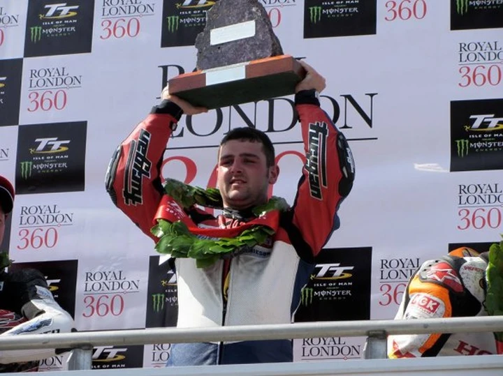 TT 2013: Michael Dunlop fa 'tre su tre' nella Superstock