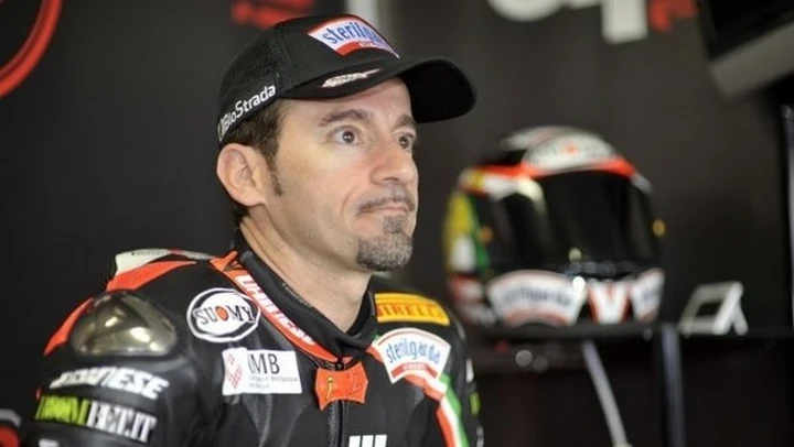 SBK 2015: Max Biaggi prova l'Aprilia RSV4 a Portimao, e si parla già di wild-card...