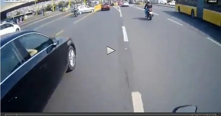 Distratti al casello, scontro auto vs moto [Video]
