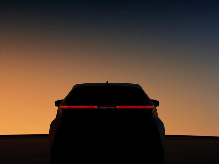 Toyota C-HR 2024: la nuova generazione si prepara al debutto [VIDEO TEASER]