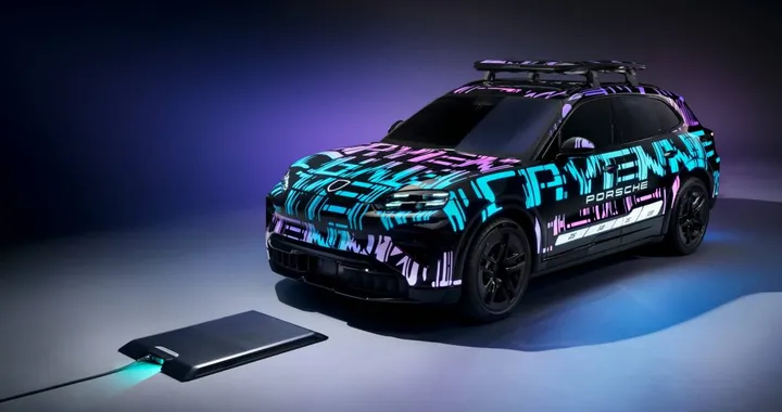 Porsche Cayenne EV, la rivoluzione: si caricherà come uno smartphone