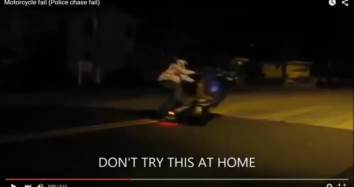 Fa l'acrobata in moto, ma arriva la polizia e fugge [Video]