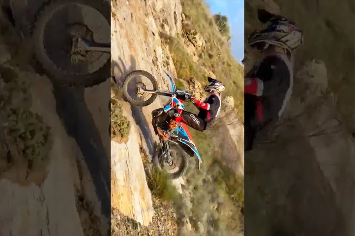 Enduro estremo: risale una parete quasi verticale in moto (Video)