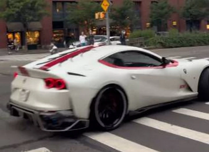 Ferrari 812 costretta a fare uno show folle all'incrocio di New York | Video
