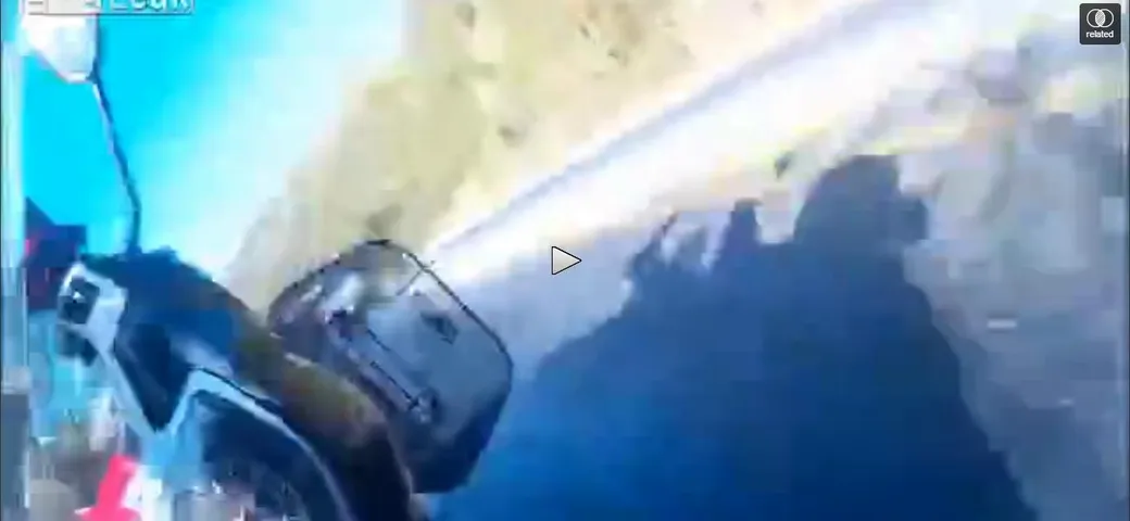 Caduta con lo scooter su una strada scivolosa [Video]