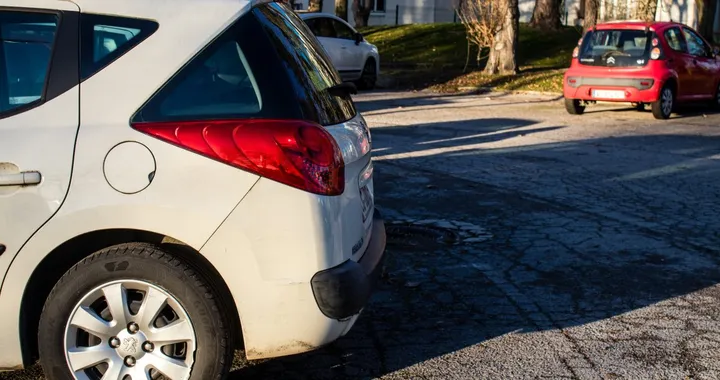Retromarcia e uscita dal parcheggio, la multa può quasi raddoppiare: da 42 a 80 euro