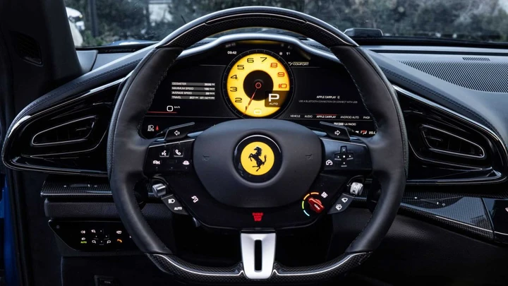 Ferrari reintroduce i pulsanti fisici, ritorno ai tasti sul volante