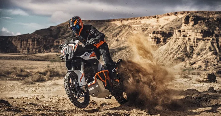 KTM svela 1290 Super Adventure R 2021: caratteristiche, disponibilità e prezzi